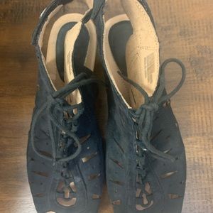 Women’s EARTH sexy, laceup black sandals, size 8.5D. Gently worn.